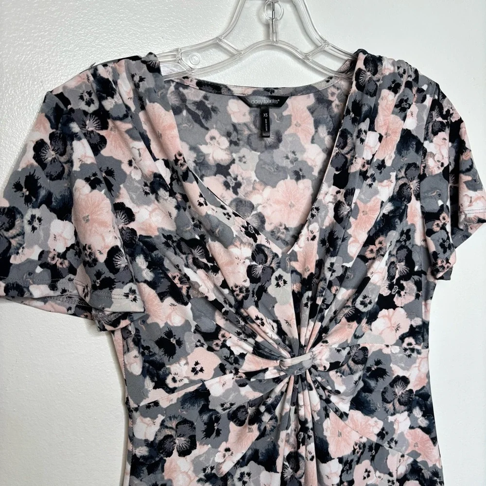 Daisy Fuentes Floral Twist Front Top XS — Pink Gray Black Short Sleeve Blouse - Picture 5 of 7